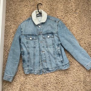 This is an H&M fleece denim jacket light wash! It’s in great condition!